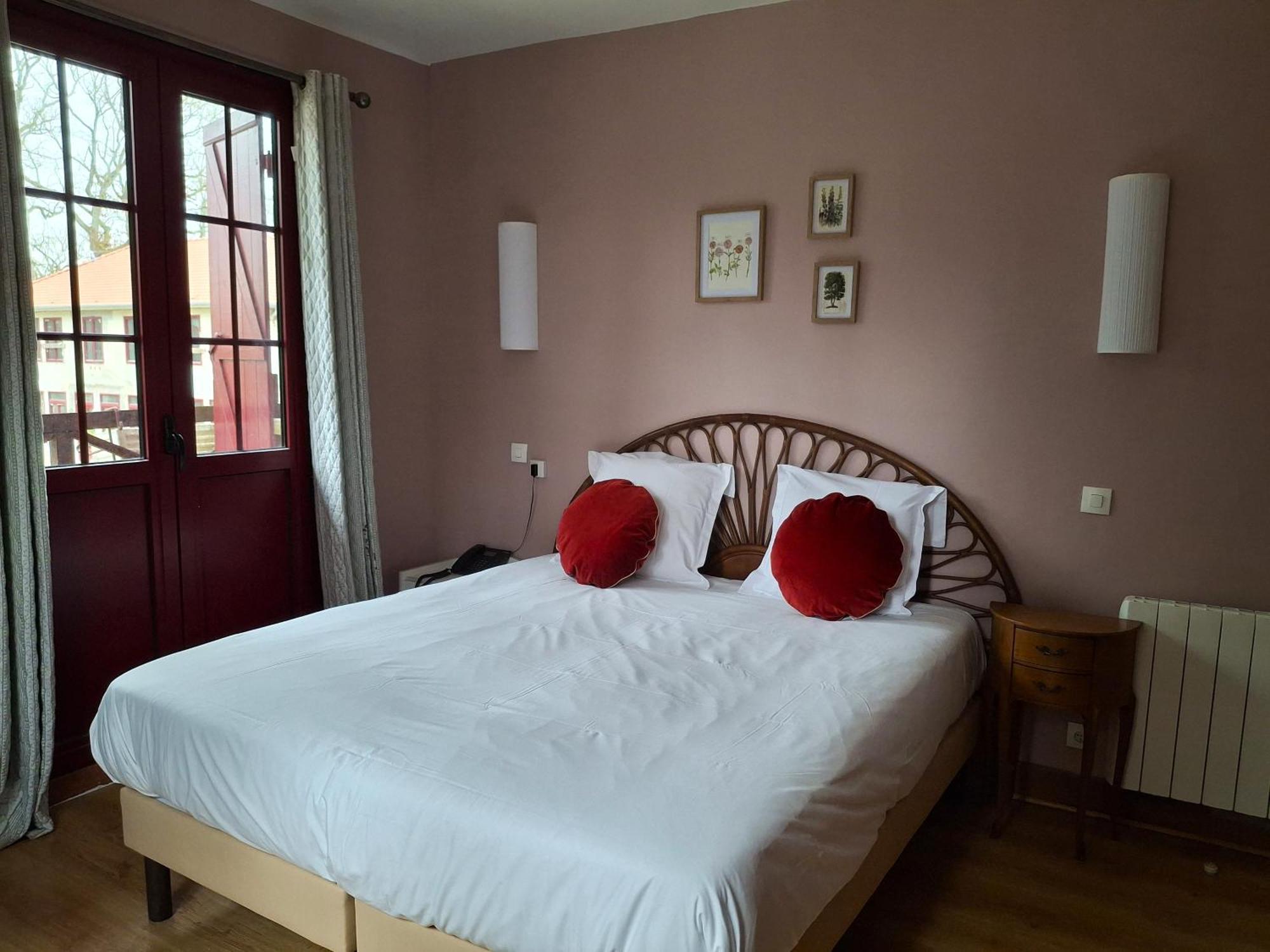 Hostellerie Du Lys Lamorlaye Екстериор снимка