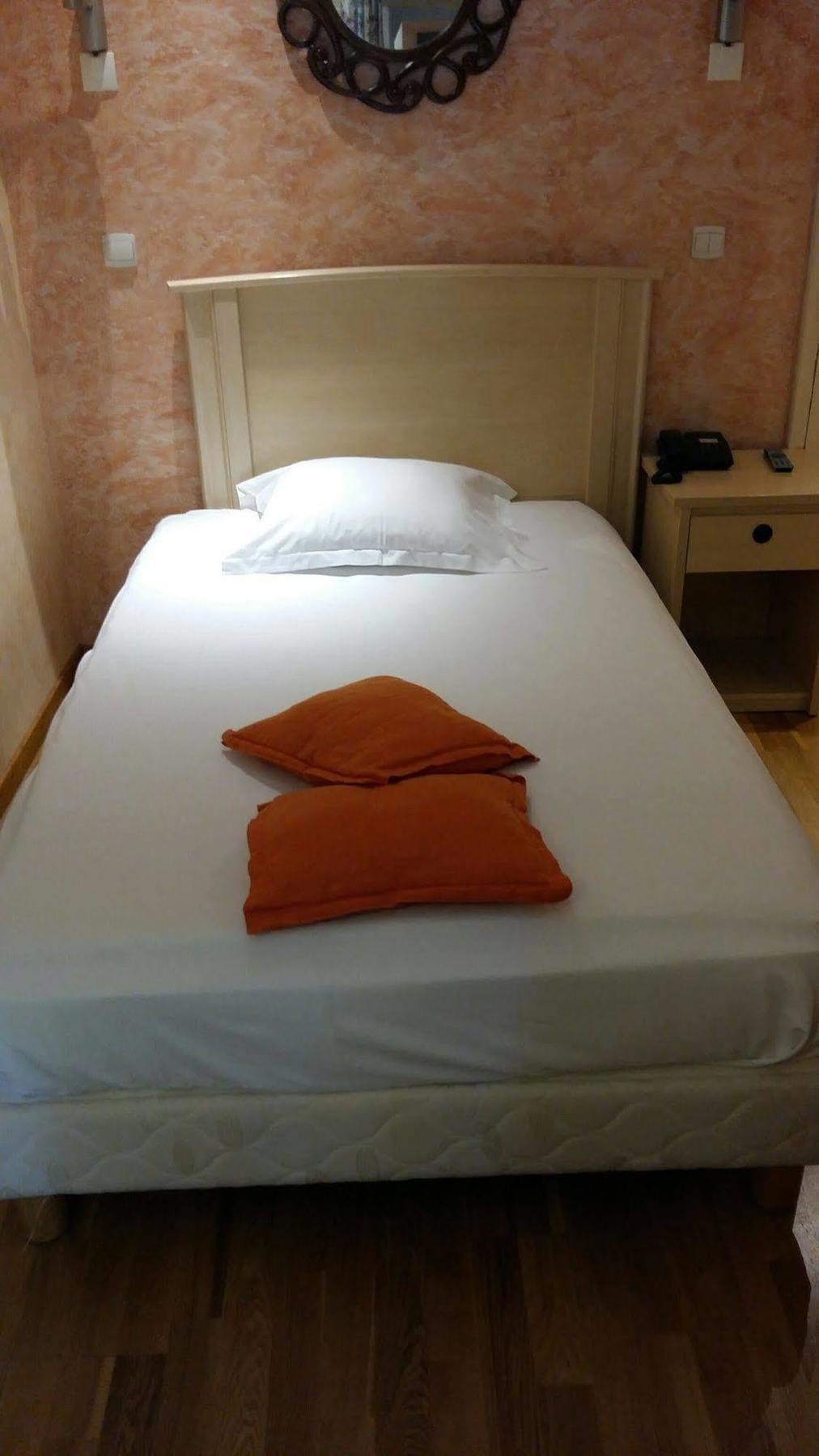Hostellerie Du Lys Lamorlaye Екстериор снимка